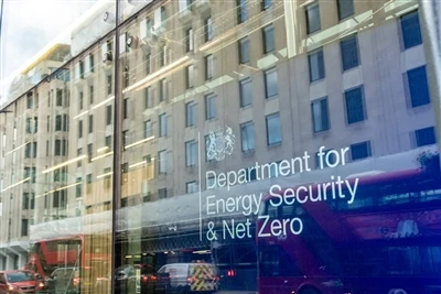 Storbritanniens solcellekapacitet når 21,8 GW i januar 2026, viser DESNZ-data